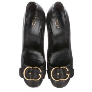 Black leather Gucci Pumps with Logo Buckle